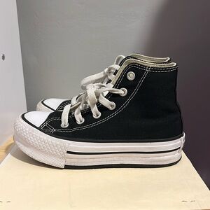 Little kids converse